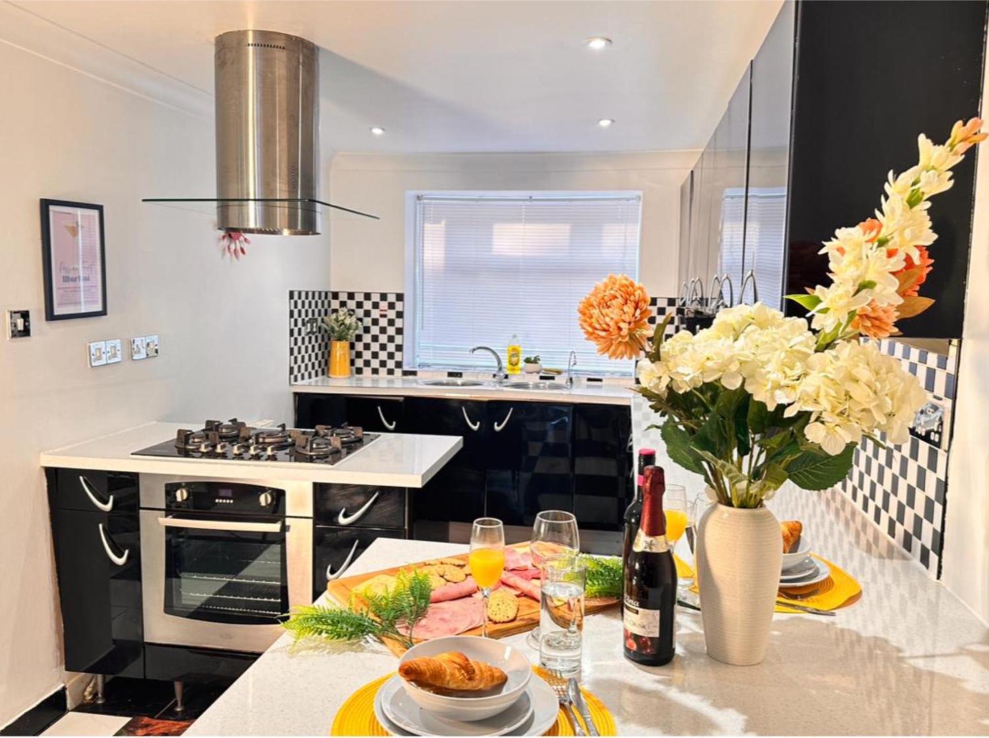 Charming 3-Bedroom House With Garden In Portsmouth, Close Parking, Train Station & Gunwharf Exterior foto